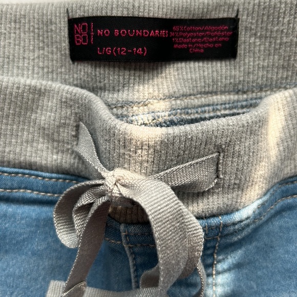 No Boundaries stretchy jean capris - Picture 6 of 10